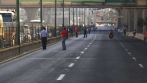 Policía de CDMX bloquea paso a caravana de transportistas