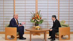 Trump se reúne con el emperador Naruhito en Japón