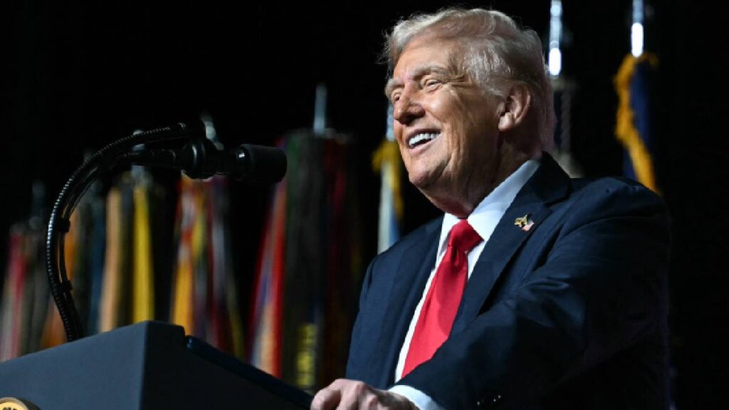 Trump exige a Israel parar ataques en Gaza para liberar rehenes y asegura que Hamas está listo para un acuerdo de paz.