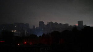 Ataque ruso deja sin luz a Kiev y causa la muerte de un niño