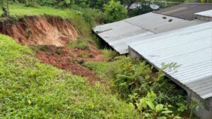 Cae talud sobre vivienda en Coatzacoalcos por lluvias
