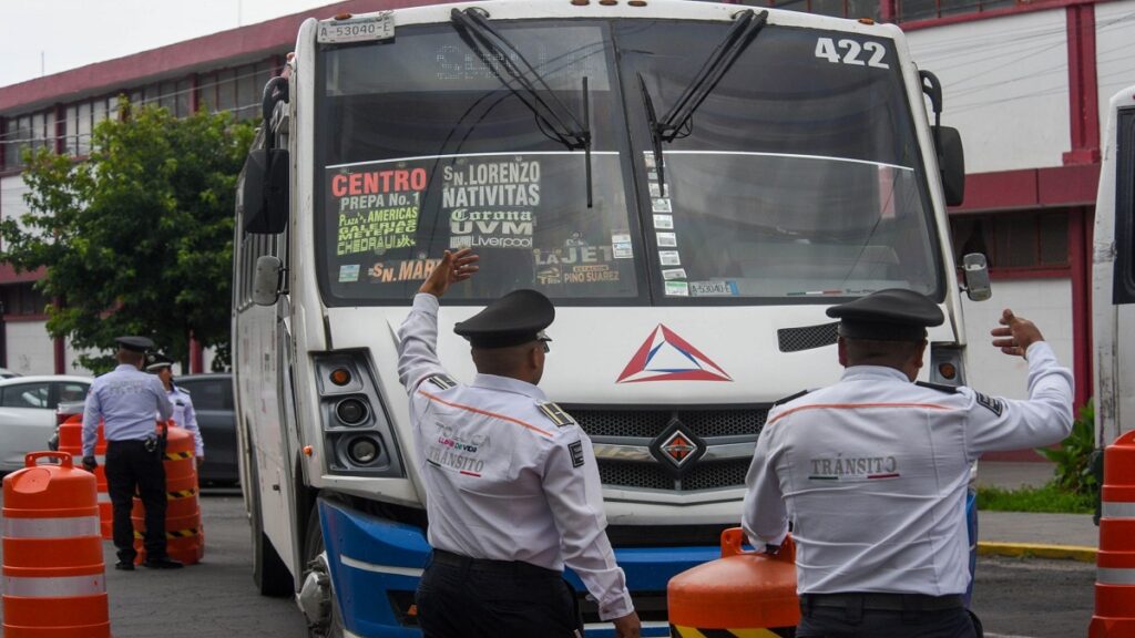 video-exhibe-a-chofer-de-ruta-en-boca-del-rio-fuera-de-control