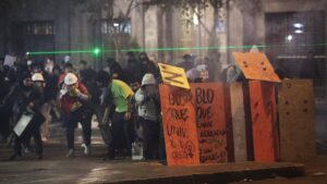 Violenta jornada en Perú deja 75 heridos tras la llegada de José Jerí al poder